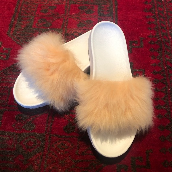peach uggs with fur